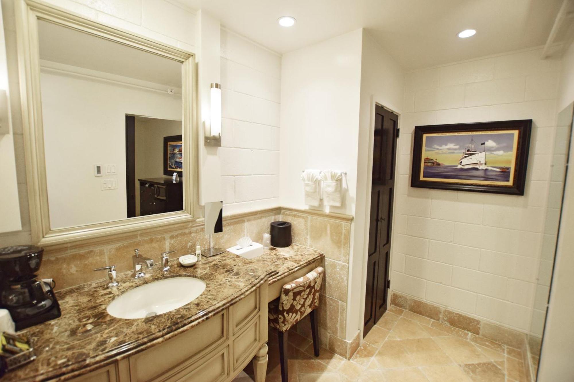 Catalina Courtyard Suites Авалон Экстерьер фото