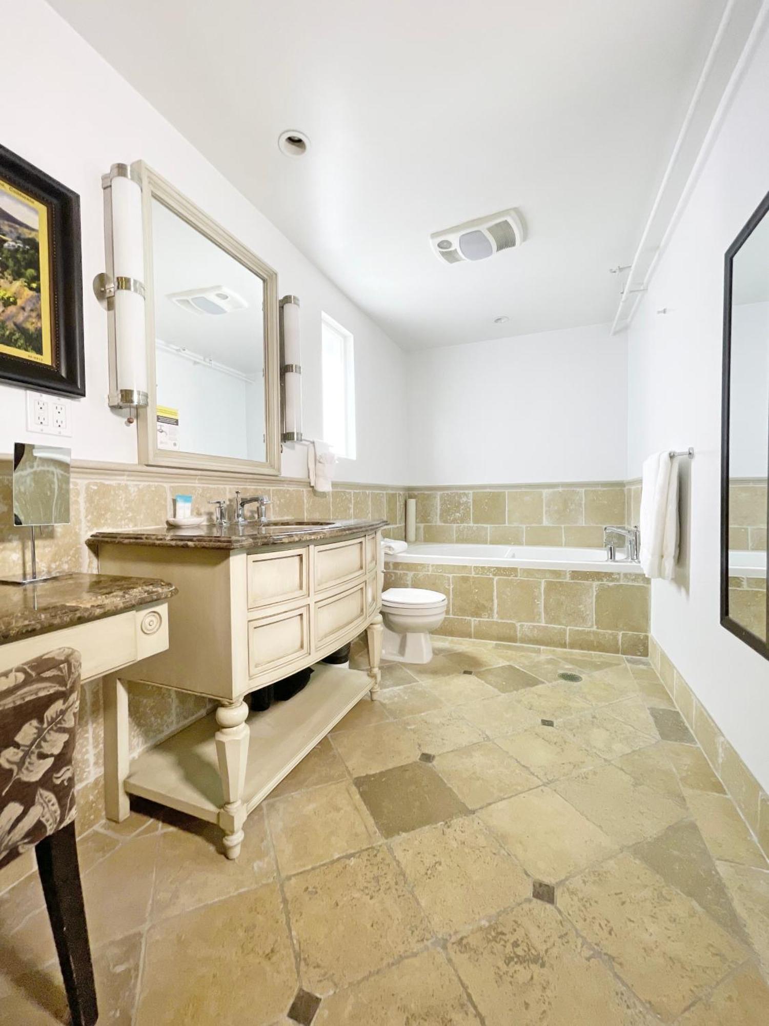 Catalina Courtyard Suites Авалон Экстерьер фото